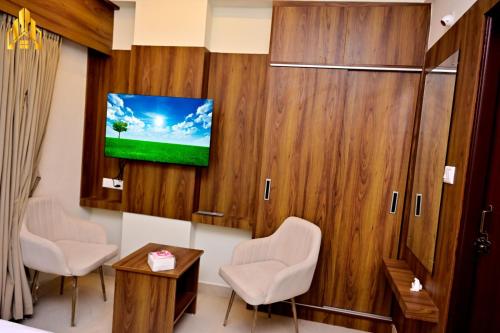 hotel noble nook 100 ft road indiranagar