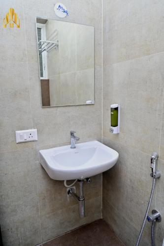 hotel noble nook 100 ft road indiranagar