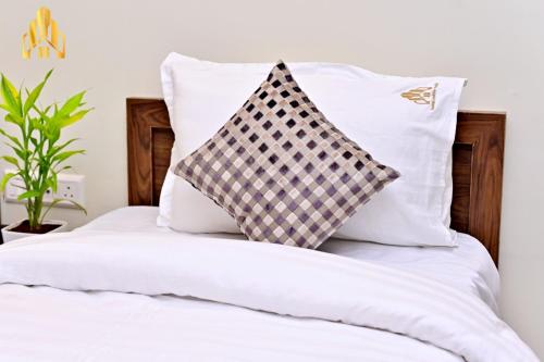 hotel noble nook 100 ft road indiranagar