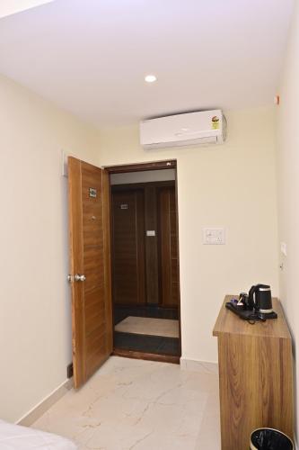 hotel noble nook 100 ft road indiranagar