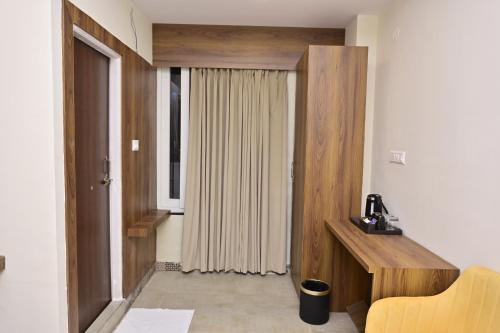 hotel noble nook 100 ft road indiranagar