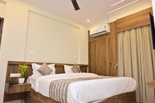 hotel noble nook 100 ft road indiranagar
