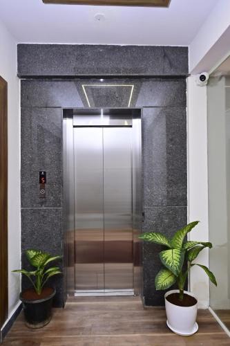 hotel noble nook 100 ft road indiranagar