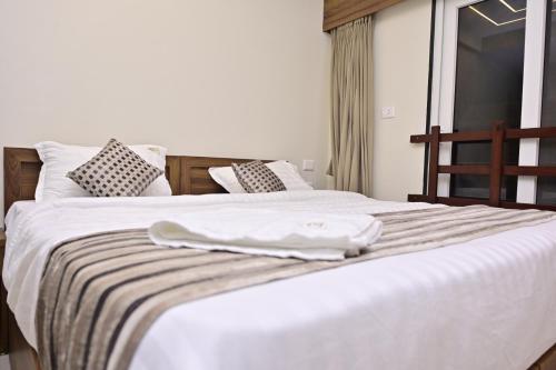 hotel noble nook 100 ft road indiranagar