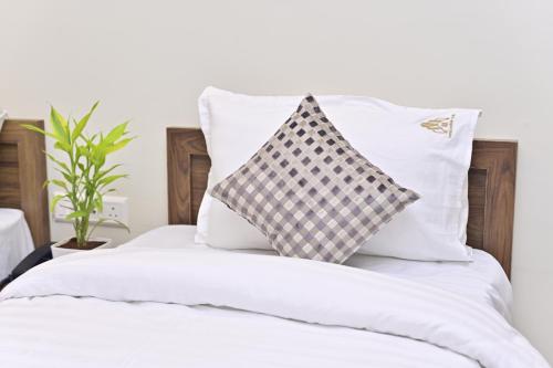 hotel noble nook 100 ft road indiranagar