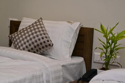 hotel noble nook 100 ft road indiranagar