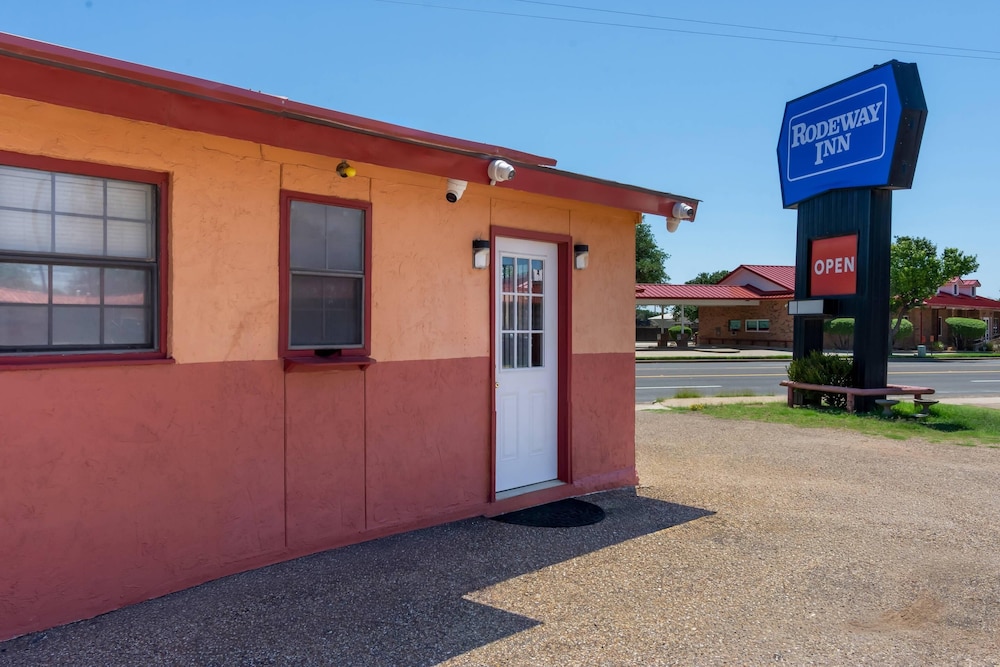 deluxe inn