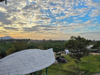 waew arun garden resort