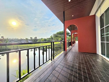 waew arun garden resort
