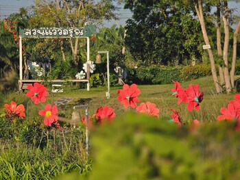 waew arun garden resort