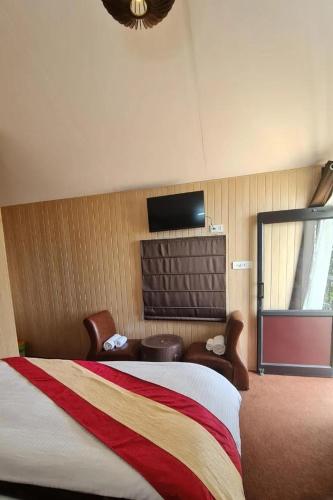 navira hills cottages kanatal