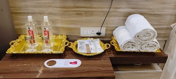Hotel Naman Palace,Opp Platform 8, Manduaadih, Station,2 star