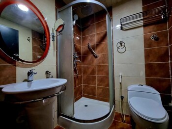 Khen Pahar Hotel And Resturant,,3 star