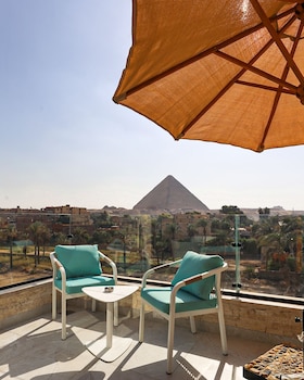 palacio pyramids hotel