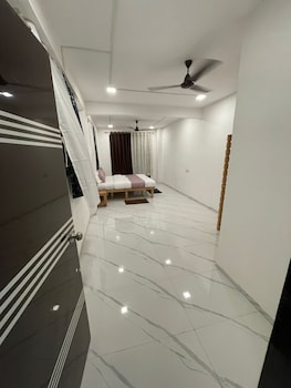 Golden Gate Retreats,,3 star