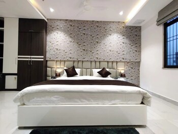 Hotel Royal Bliss,,2 star