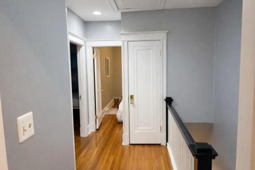 The Elegant Spring House Loft,1436 Srping Rd North West,2 star