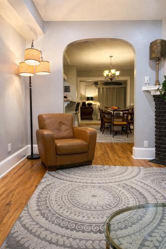The Elegant Spring House Loft,1436 Srping Rd North West,2 star