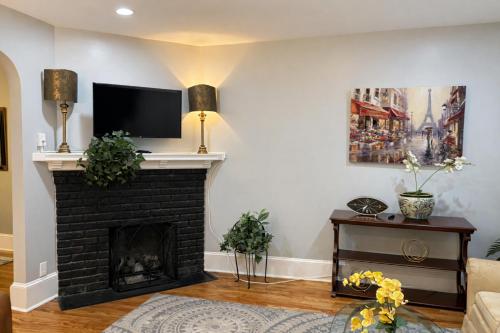 The Elegant Spring House Loft,1436 Srping Rd North West,2 star