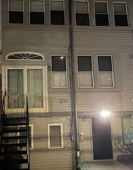 The Serene Spring House Retreat,1436 Spring Rd Nw,2 star