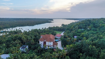 alaya stays still waters varkala