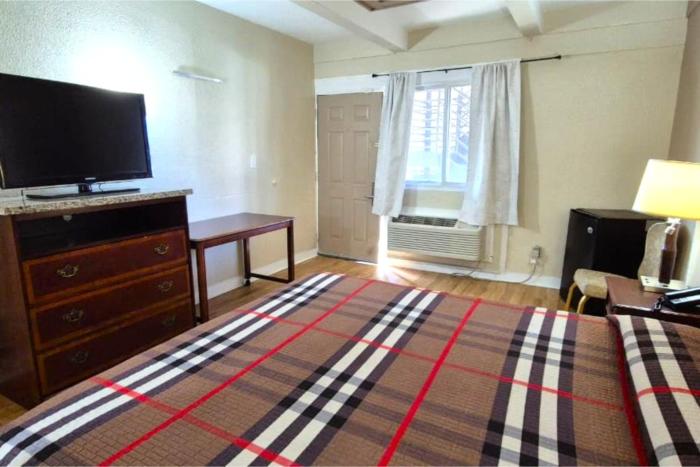 saratoga motel by capital o near midway airport chicago il