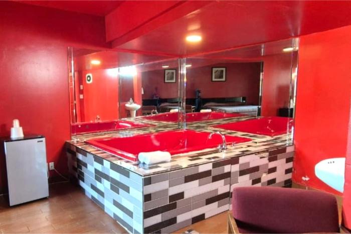 saratoga motel by capital o near midway airport chicago il