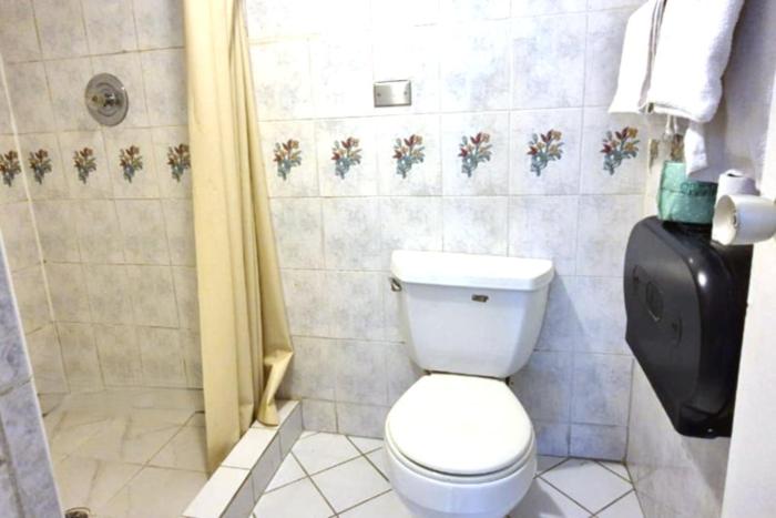 saratoga motel by capital o near midway airport chicago il