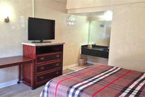 saratoga motel by capital o near midway airport chicago il