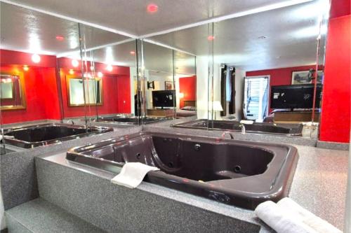 saratoga motel by capital o near midway airport chicago il