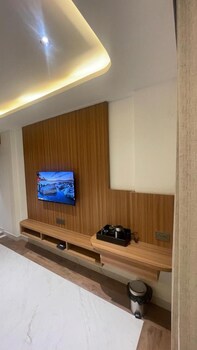 The White Castle Hotel,,2 star