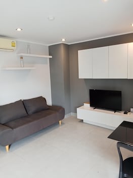 large corner apt 1br t1 207