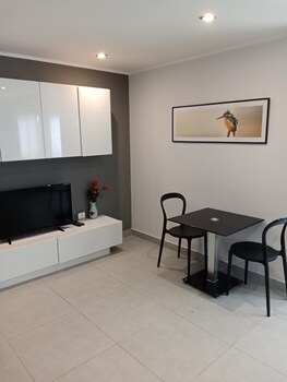 large corner apt 1br t1 207