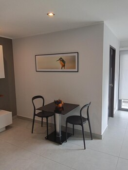 large corner apt 1br t1 207