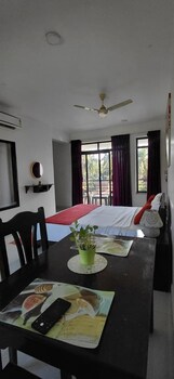 Wave Morjim Hotel,,2 star