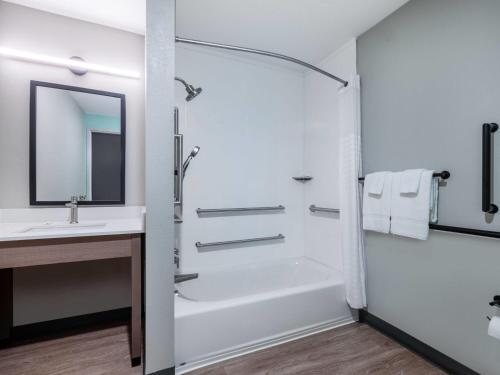 echo suites extended stay by wyndham springfield airport plz