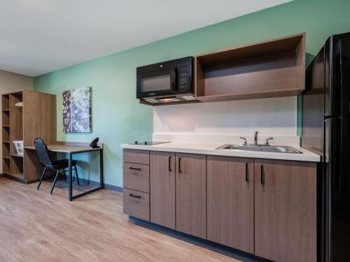 echo suites extended stay by wyndham springfield airport plz