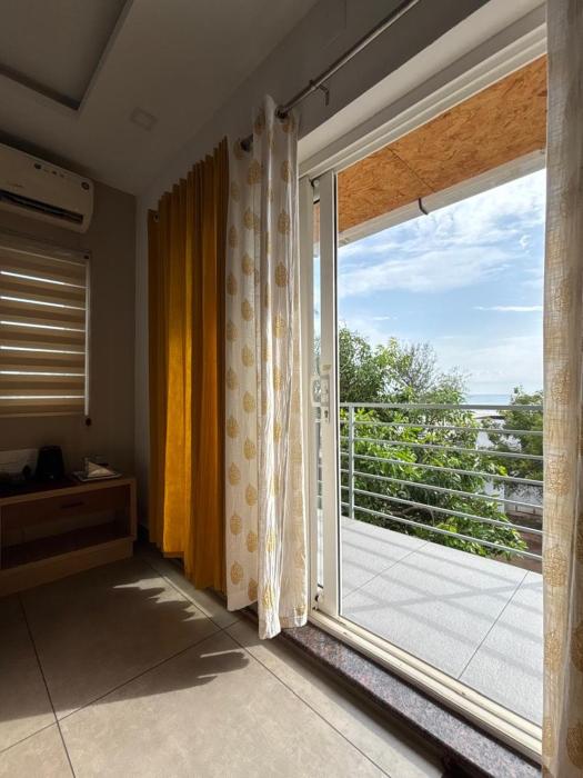 the sea by club travalet