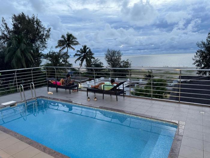 the sea by club travalet