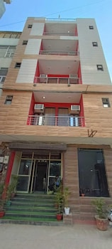 Roomshala Hotel Pub G,,2 star