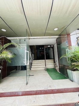 roomshala hotel lee grand