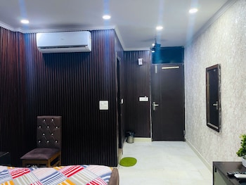 Roomshala Hotel Tom & Jerry,,2 star