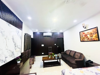 Roomshala Hotel Tom & Jerry,,2 star