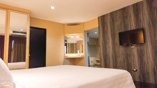 avana bangkok hotel and convention centre