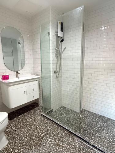 luck hotel huai khwang mrt ratchada