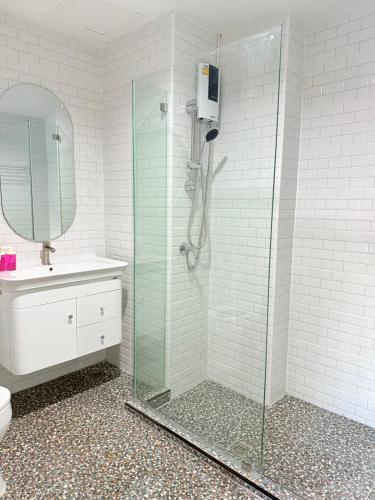 luck hotel huai khwang mrt ratchada