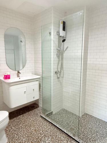 luck hotel huai khwang mrt ratchada