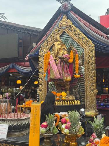 luck hotel huai khwang mrt ratchada