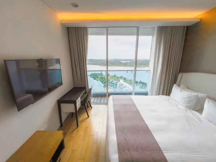 uh flat hotels and resorts