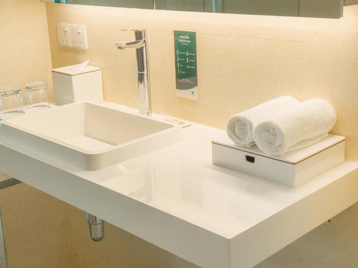 uh flat hotels and resorts